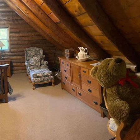 Acorn Resort A Unique Retreat Cabin, 13 Acres Land Bloomington Bagian luar foto