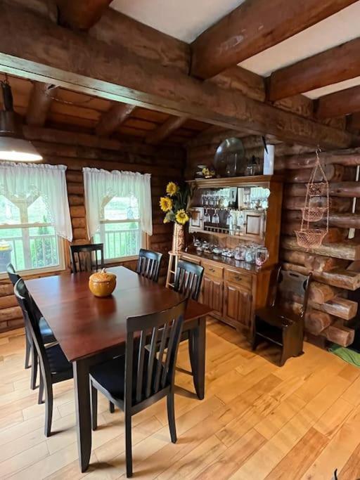Acorn Resort A Unique Retreat Cabin, 13 Acres Land Bloomington Bagian luar foto