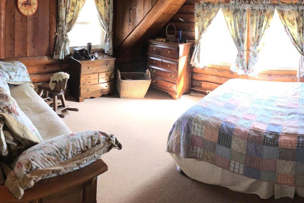 Acorn Resort A Unique Retreat Cabin, 13 Acres Land Bloomington Bagian luar foto