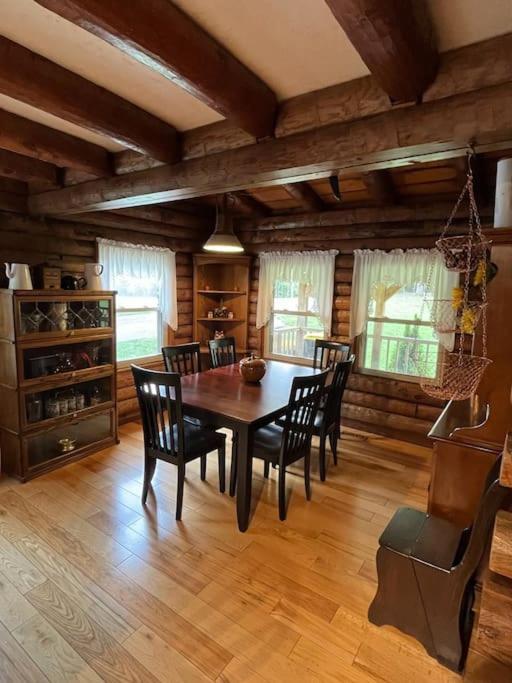 Acorn Resort A Unique Retreat Cabin, 13 Acres Land Bloomington Bagian luar foto
