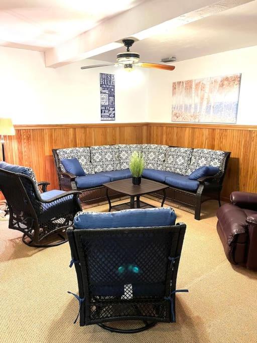 Acorn Resort A Unique Retreat Cabin, 13 Acres Land Bloomington Bagian luar foto