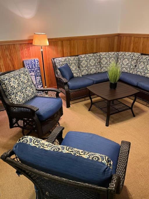 Acorn Resort A Unique Retreat Cabin, 13 Acres Land Bloomington Bagian luar foto