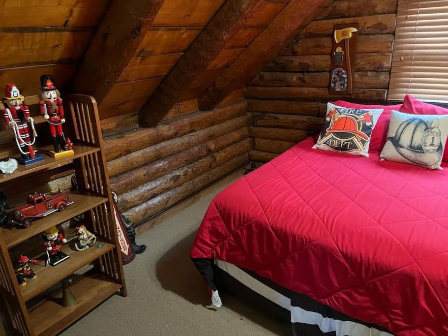 Acorn Resort A Unique Retreat Cabin, 13 Acres Land Bloomington Bagian luar foto