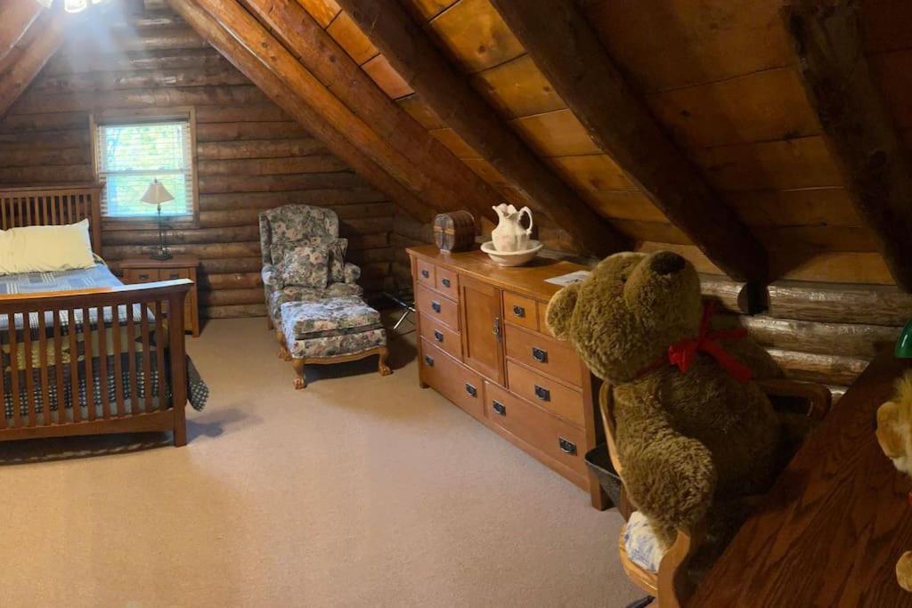 Acorn Resort A Unique Retreat Cabin, 13 Acres Land Bloomington Bagian luar foto