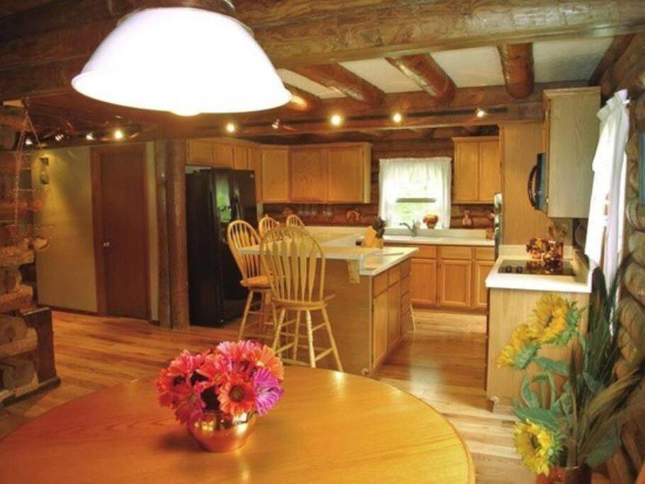 Acorn Resort A Unique Retreat Cabin, 13 Acres Land Bloomington Bagian luar foto