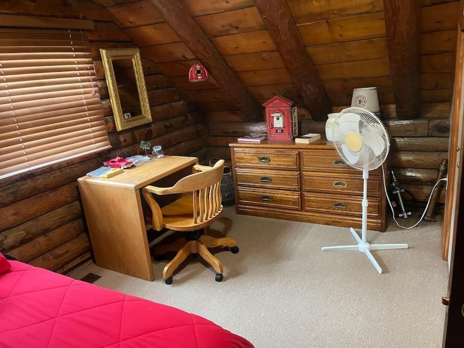 Acorn Resort A Unique Retreat Cabin, 13 Acres Land Bloomington Bagian luar foto